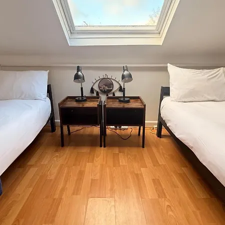 Pensionat Located House For Big Groups Bristol