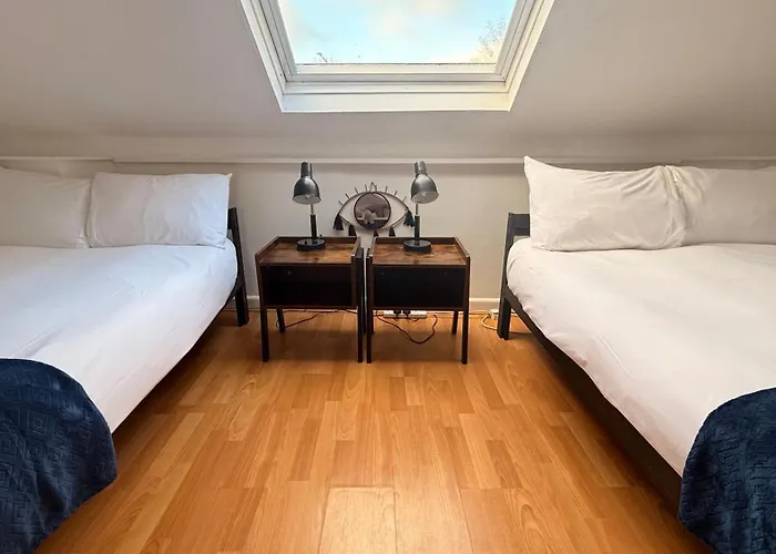 Pensionat Located House For Big Groups Bristol