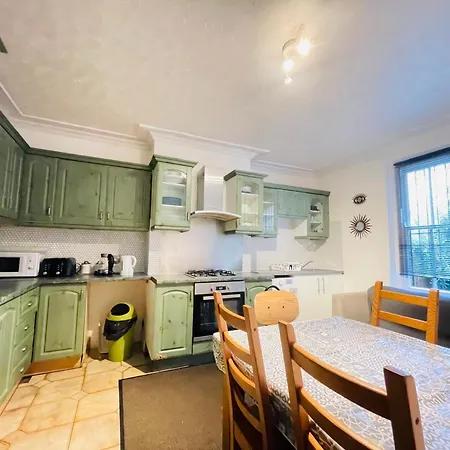 Located House For Big Groups Konukevi Bristol
