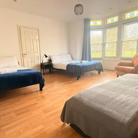Konukevi Located House For Big Groups Bristol