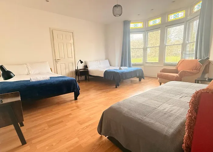 Penzion Located House For Big Groups Bristol